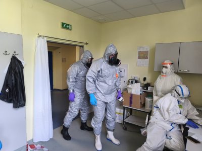 Biohazard tým jihočeské záchranky cvičil ve Strakonicích zásah u podezření na vysoce nakažlivou nemoc